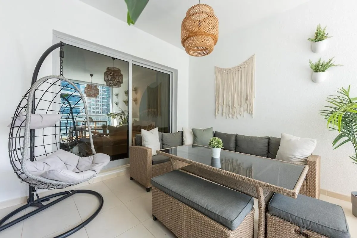 Spacious 3-Bedroom With Modern Amenities In Jbr Dubaj